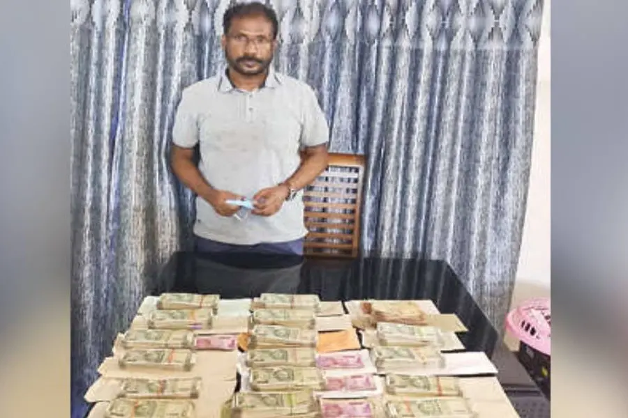ആഡംബര ഫ്ളാറ്റില്നിന്ന് പിടിച്ചെടുത്ത് 25 ലക്ഷം; കൈക്കൂലി വാങ്ങുന്നതിനിടെ എന്ജിനീയര് പിടിയില്