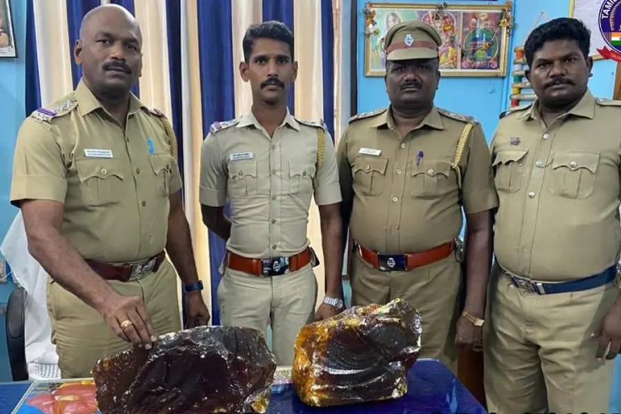 പോലീസിനെ കണ്ടതോടെ പരുങ്ങി, കാറില് കണ്ടെത്തിയത് മൂന്നരക്കോടിയുടെ തിമിംഗല വിസര്ജ്യം, പിടിയില്