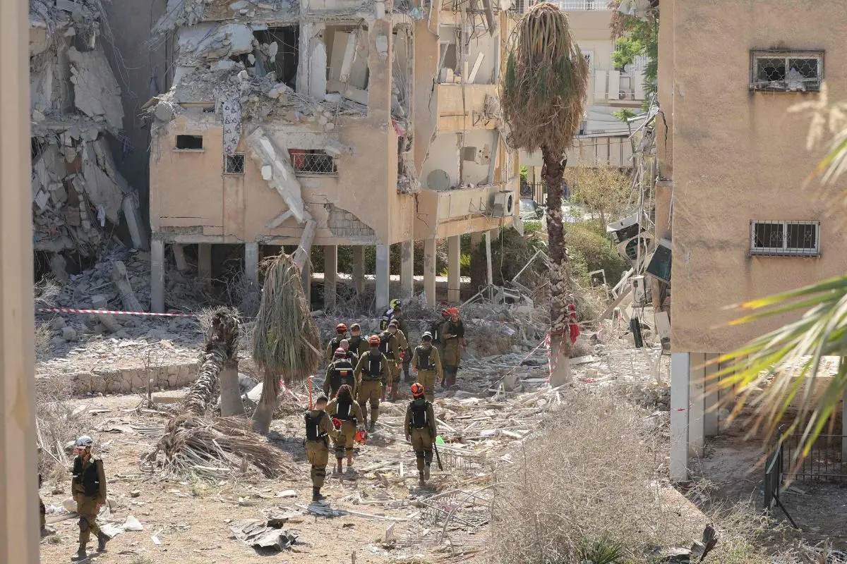Israeli emergency services work at the site of an Iranian missile attack in a residential area in Holon in central Israel (Photo: AFP)