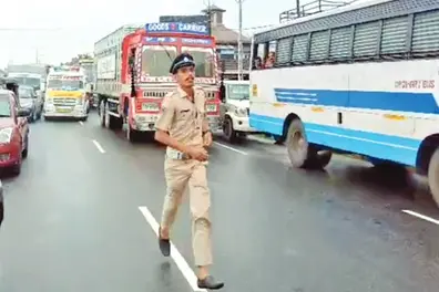Kerala Police constable’s selfless act draws online praise | Watch video