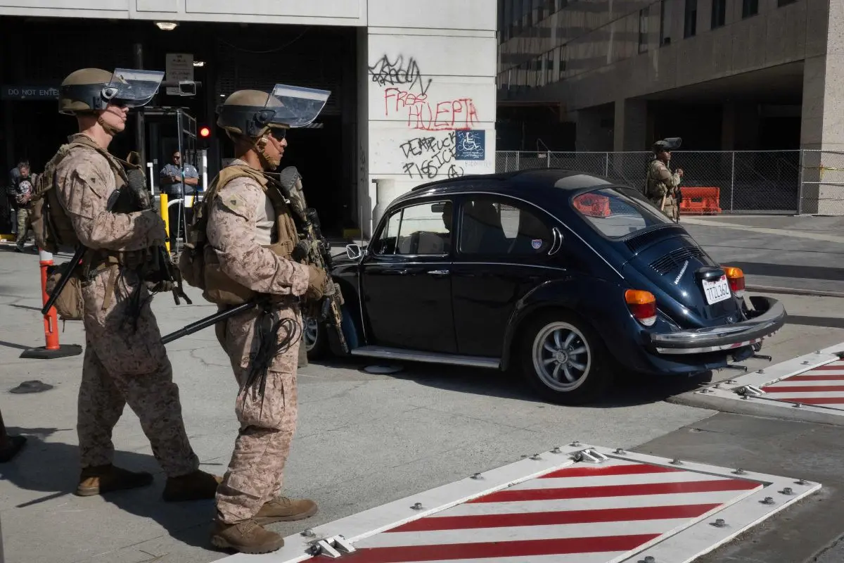 U.S. Marines and California National Guard stand guard outside of the federal building complex in downtown on June 17, 2025 in Los Angeles (Photo: AFP)
