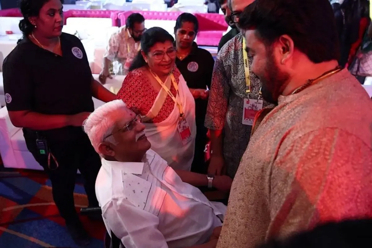 Jagathy smiling at Mohanlal at AMMA general body meeting