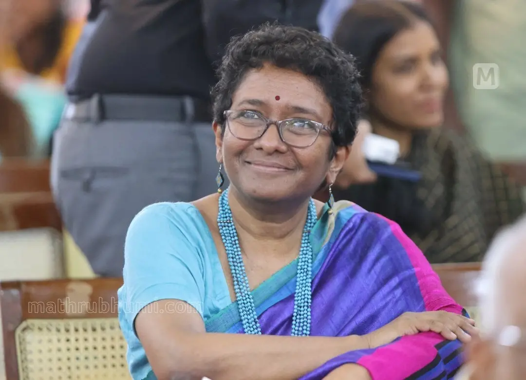ശാരദ മുരളീധരൻ
