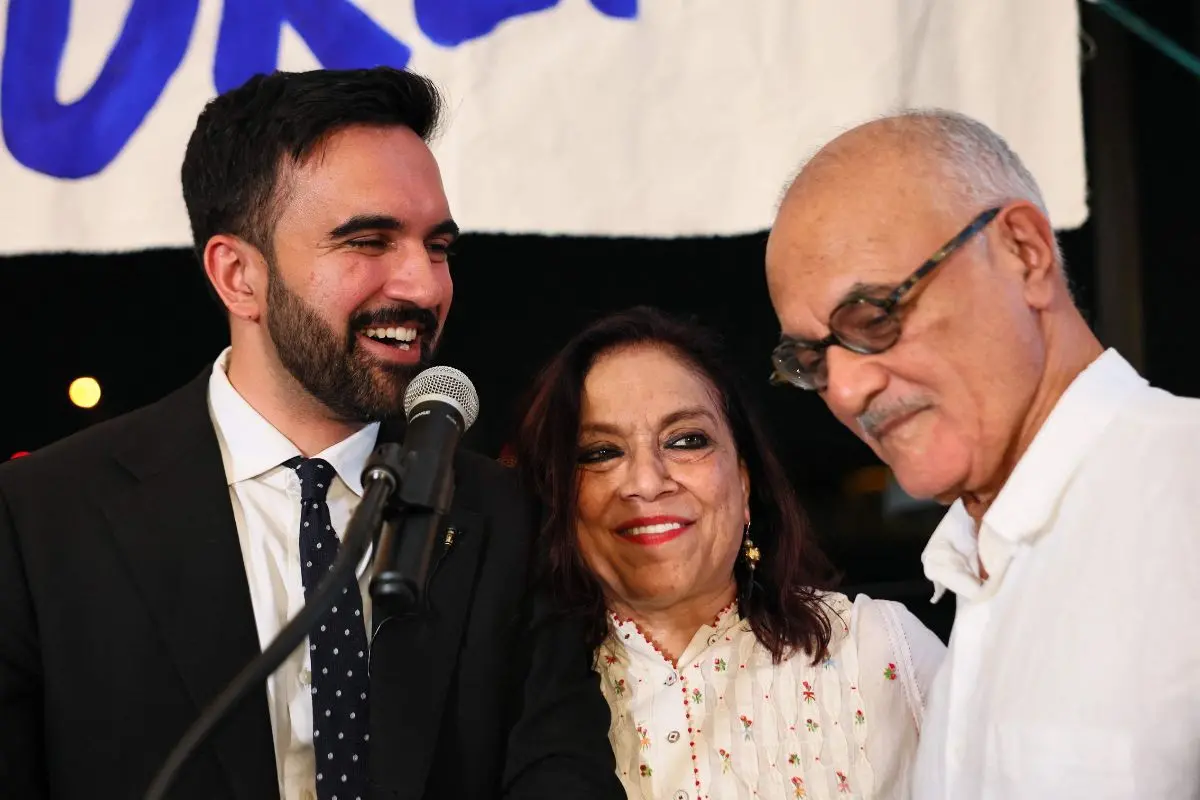 Zohran Mamdani stands with his mother Mira Nair, and father Mahmood Mamdani | Photo: AFP