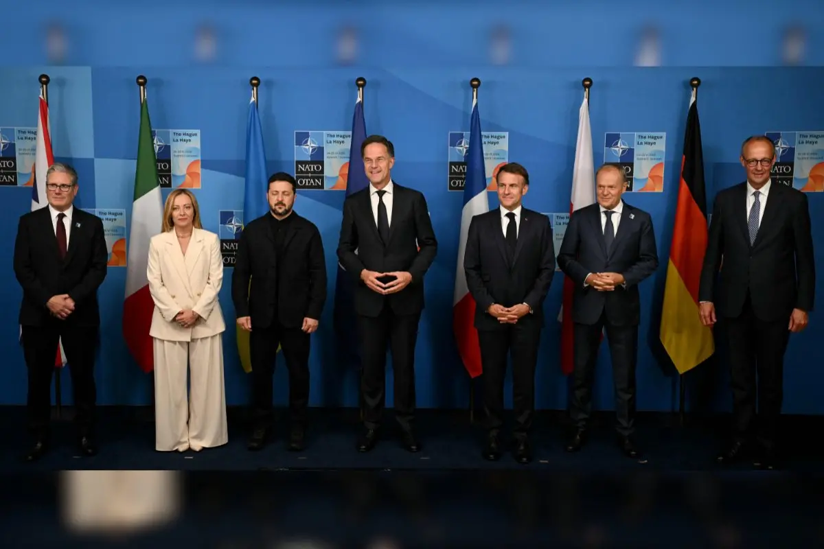 (From L) Britain's PM Keir Starmer, Italy's PM Giorgia Meloni, Ukraine's President Volodymyr Zelensky, NATO Secretary General Mark Rutte, France's President Emmanuel Macron, Poland's PM Donald Tusk and Germany's Chancellor Friedrich Merz pose for a picture during NATO Summit | Photo: AFP