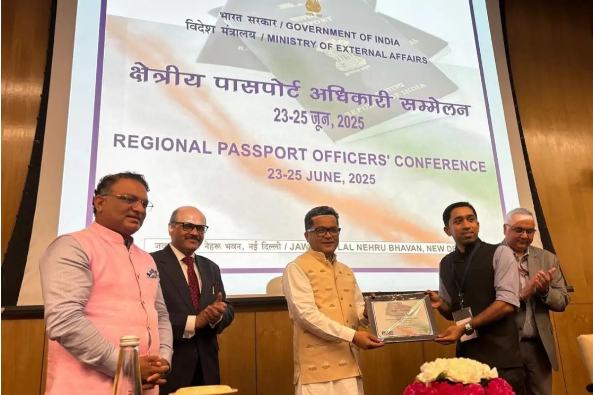 Shri Arunmohan K, IIS, Regional Passport Officer, receives the award from Hon'ble MOS for External Affairs, Shri. Pabitra Margherita | X