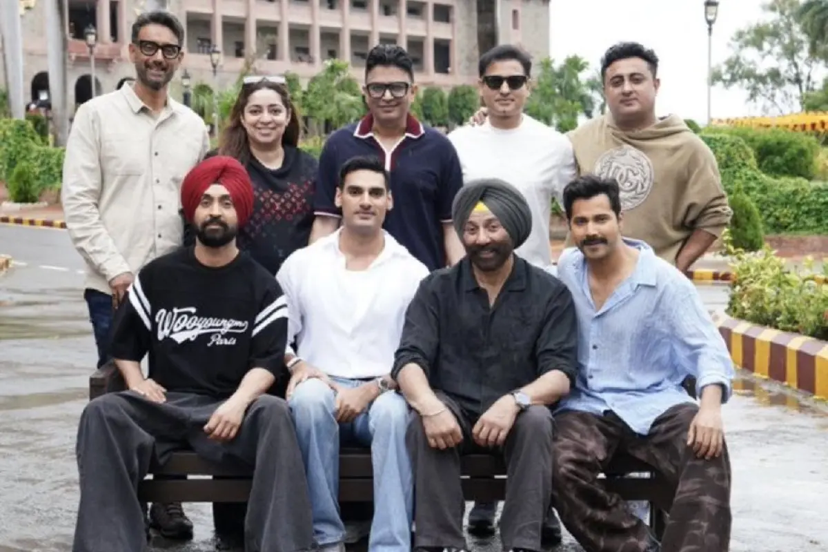 The cast and crew members of Border 2 movie. | Photo: X@SunnyDeol