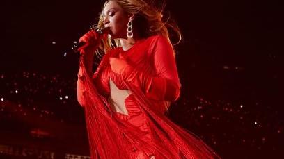 Beyonce stuck mid-air during Houston concert after prop malfunctions ...
