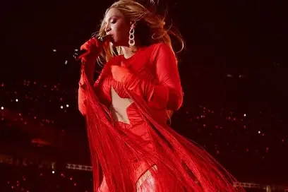 Beyonce stuck mid-air during Houston concert after prop malfunctions; Fans panic, she smiles | WATCH