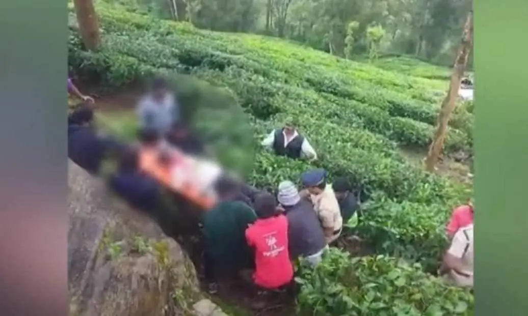 Prakash's body being brought to the top | Screengrab, Mathrubhumi News