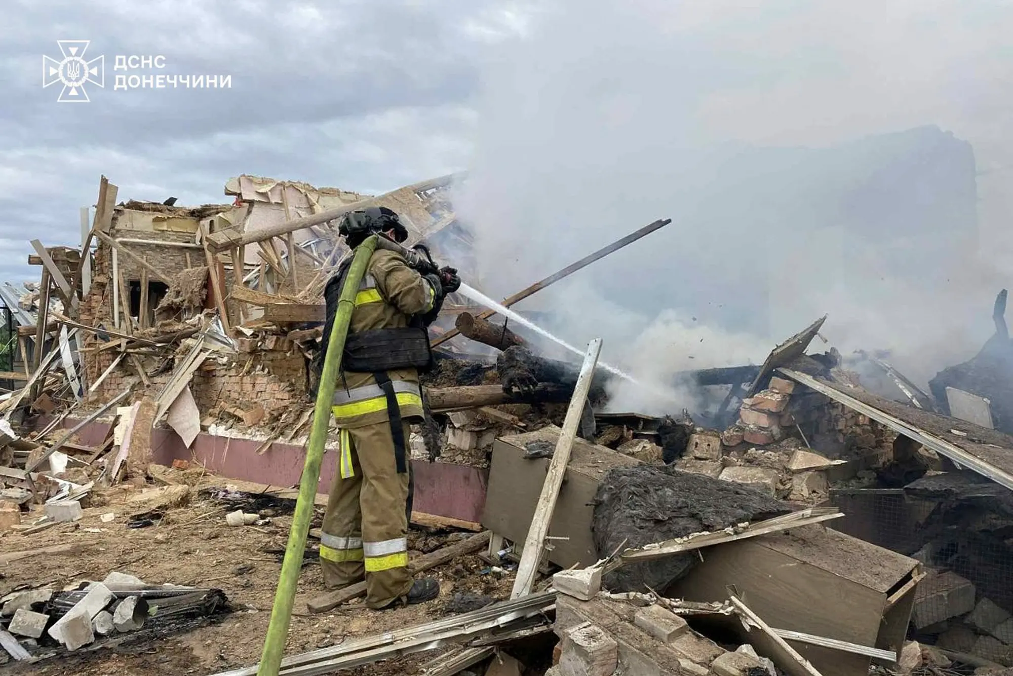 Emergency services personnel work to extinguish a fire following a Russian attack in Donetsk region, Ukraine | Photo: Ukrainian Emergency Service via AP