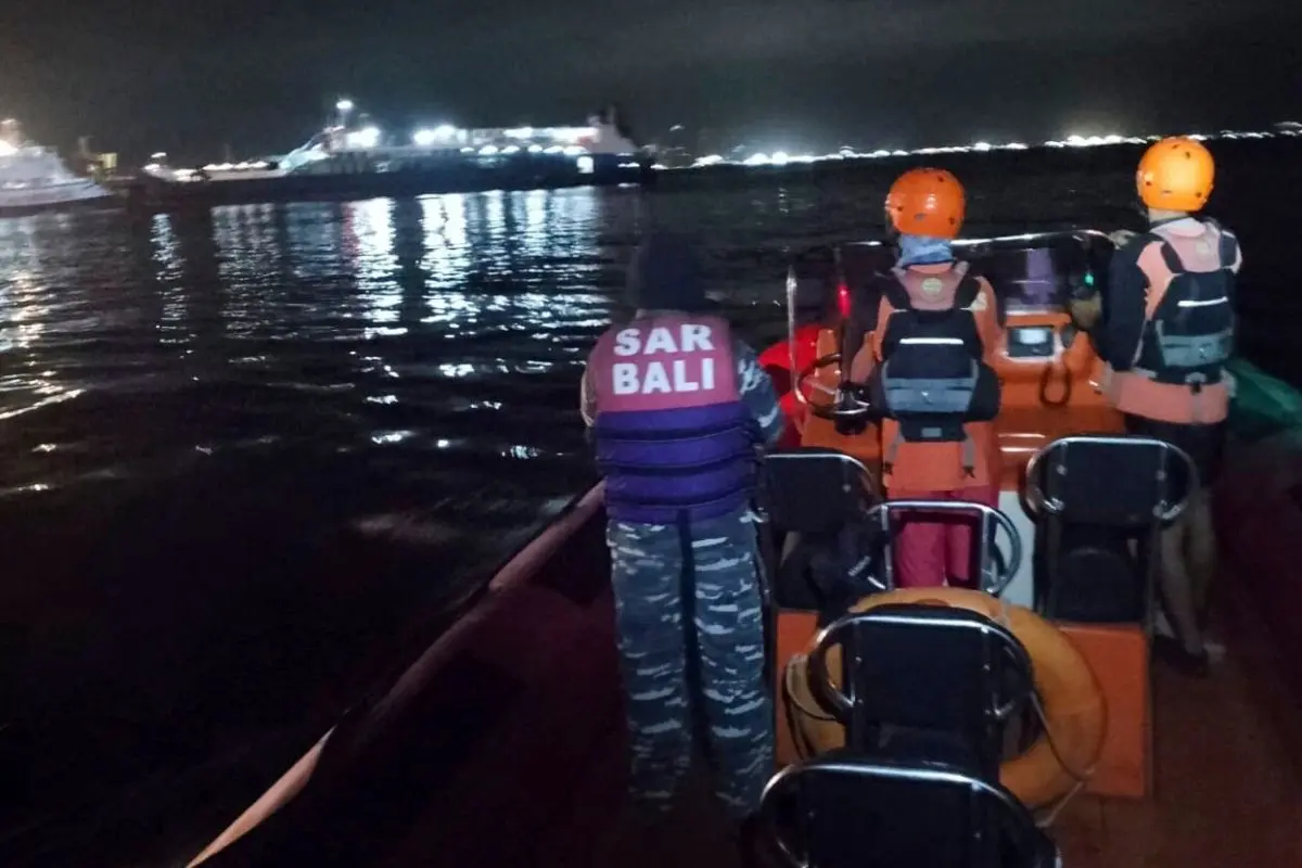 Rescuers search for victims after a ferry enroute for the resort island of Bali sank off Ketapang, East Java, Indonesia, early Thursday, July 3, 2025 (Photo: AP)