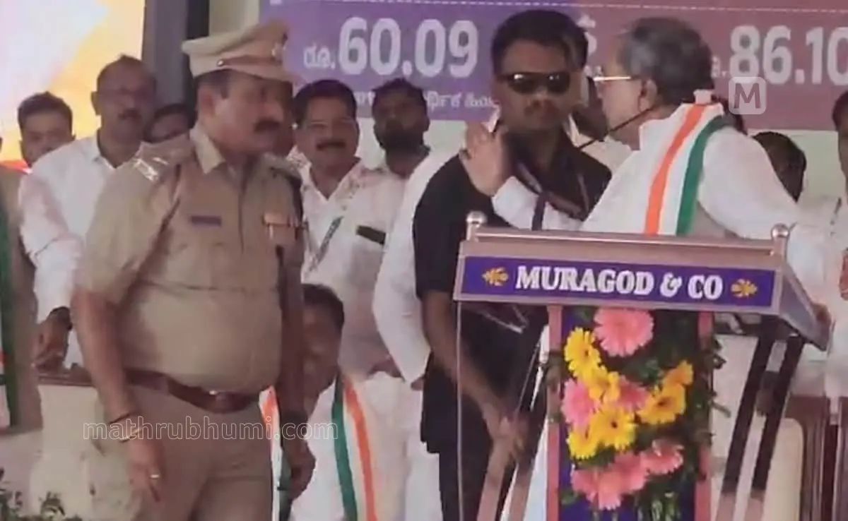 Siddaramaiah making a slapping gesture towards the police officer