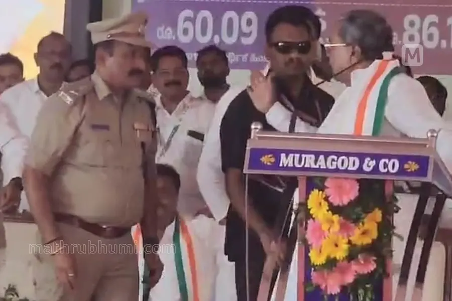 Siddaramaiah making a slapping gesture towards the police officer