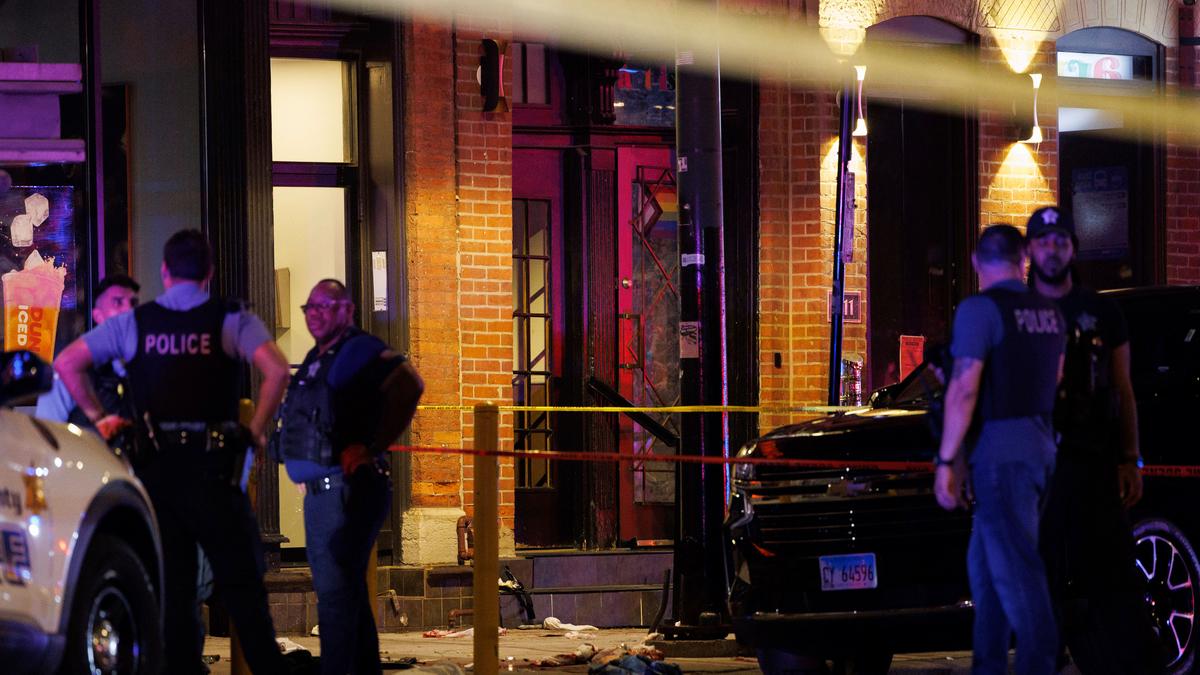 Four dead, 14 injured in River North drive-by shooting in Chicago ...