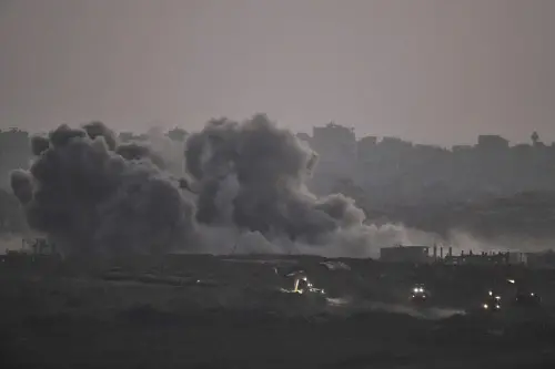 Smoke rises from Israeli bombardment of the Gaza Strip, seen from southern Israel  | Photo: AP