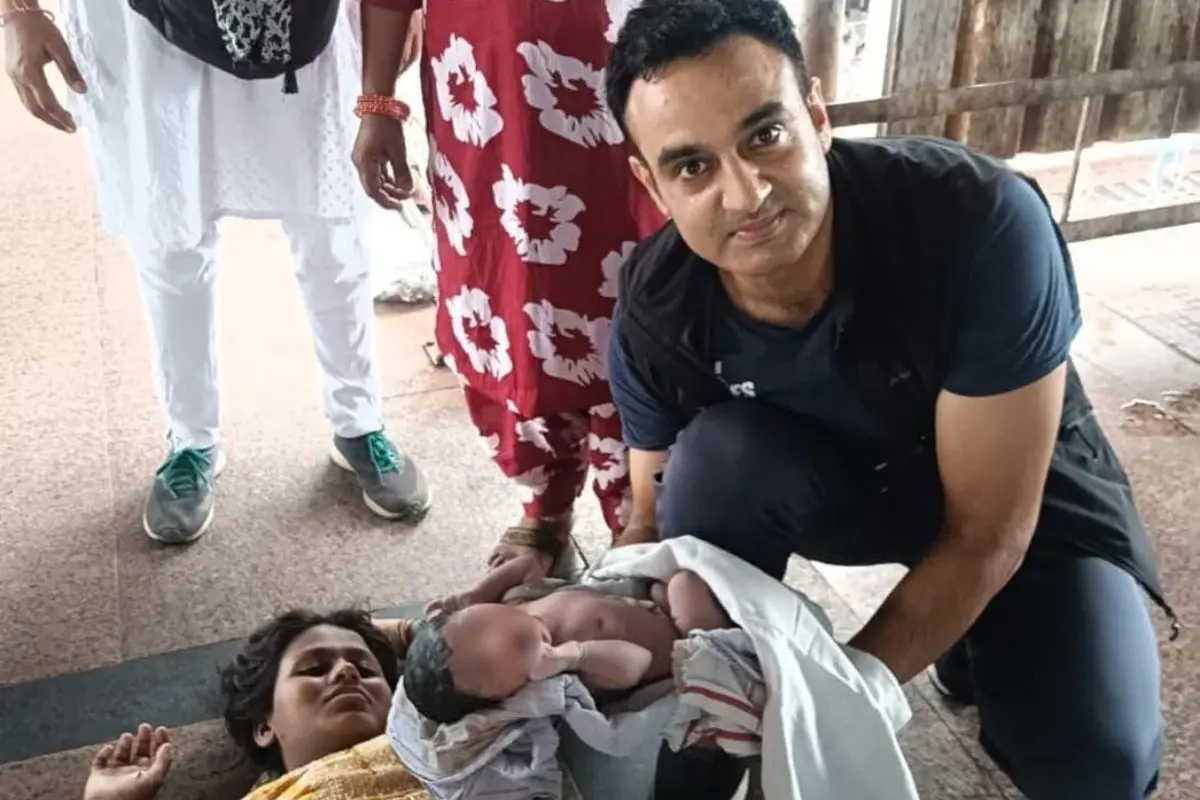 Major Rohit with the mother and baby at Jhansi Railway Bridge
