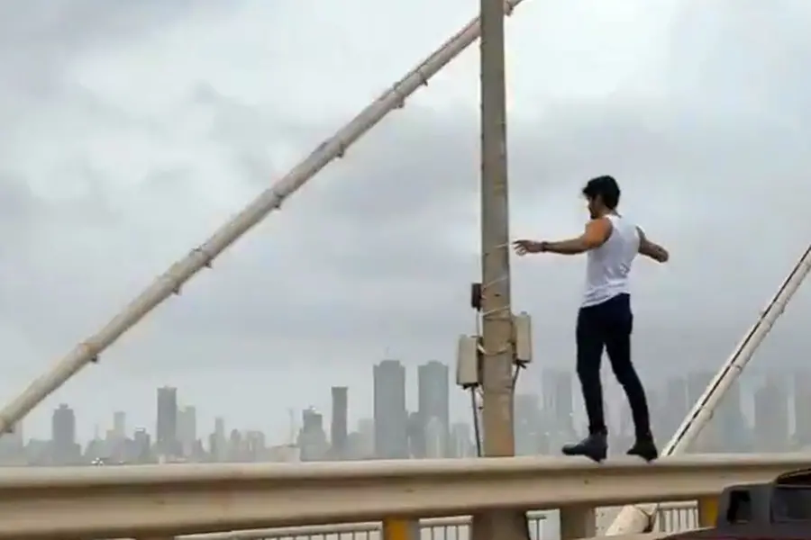 Bollywood singer Yasser Desai booked for stunt on Bandra-Worli sea link | WATCH