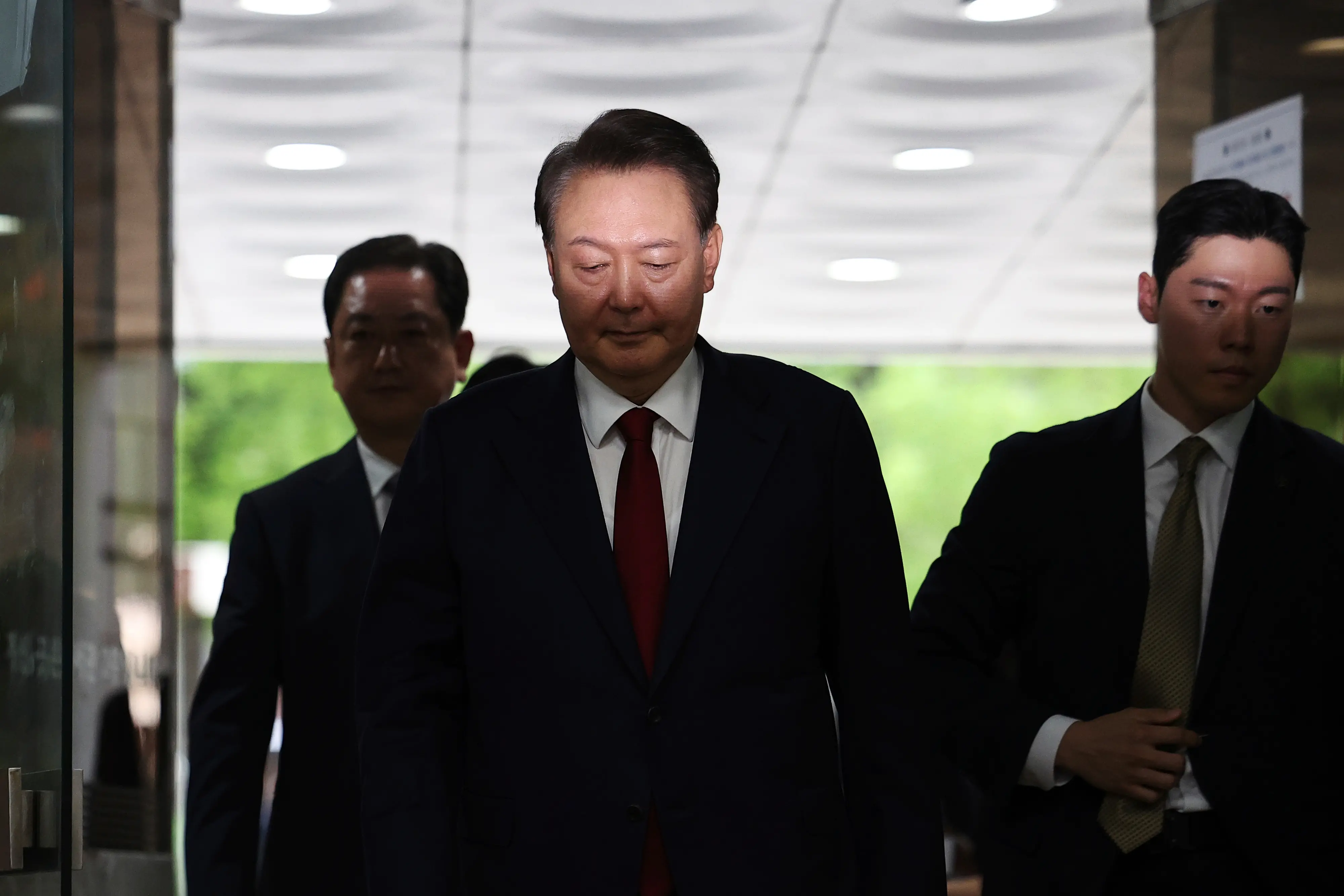 Former South Korean President Yoon Suk Yeol center arrives at a court to attend a hearing to review his arrest warrant requested by special prosecutors in Seoul | Photo: AP