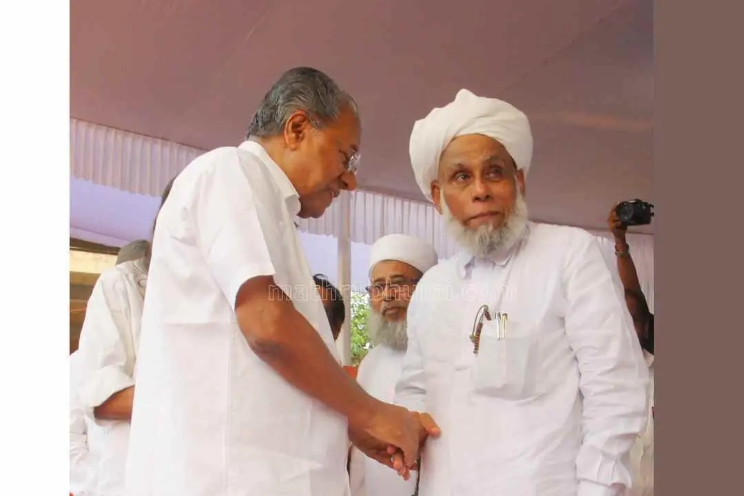 Pinarayi Vijayan and Syed Mohammed Jifri Muthukoya Thangal | File Photo: Mathrubhumi