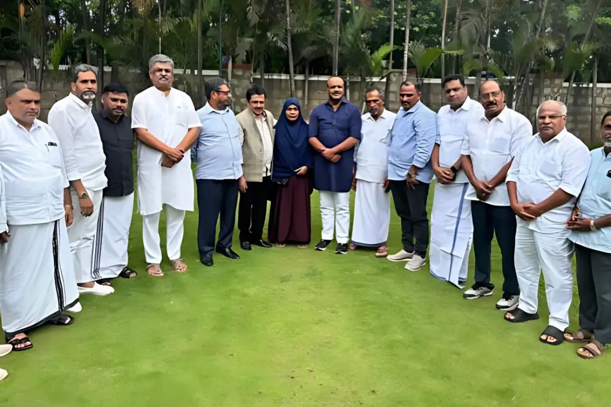 Congress leaders with Mangaluru mob lynching victim's family