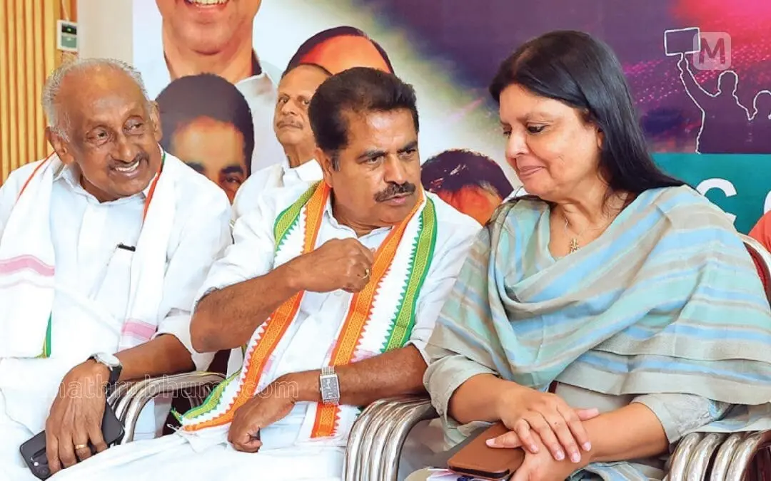 UDF convenor Adoor Prakash was seen speaking with AICC general secretary Deepa Das Munshi during the special general body meeting organised by the Kottayam District Congress Committee. | Photo: Mathrubhumi