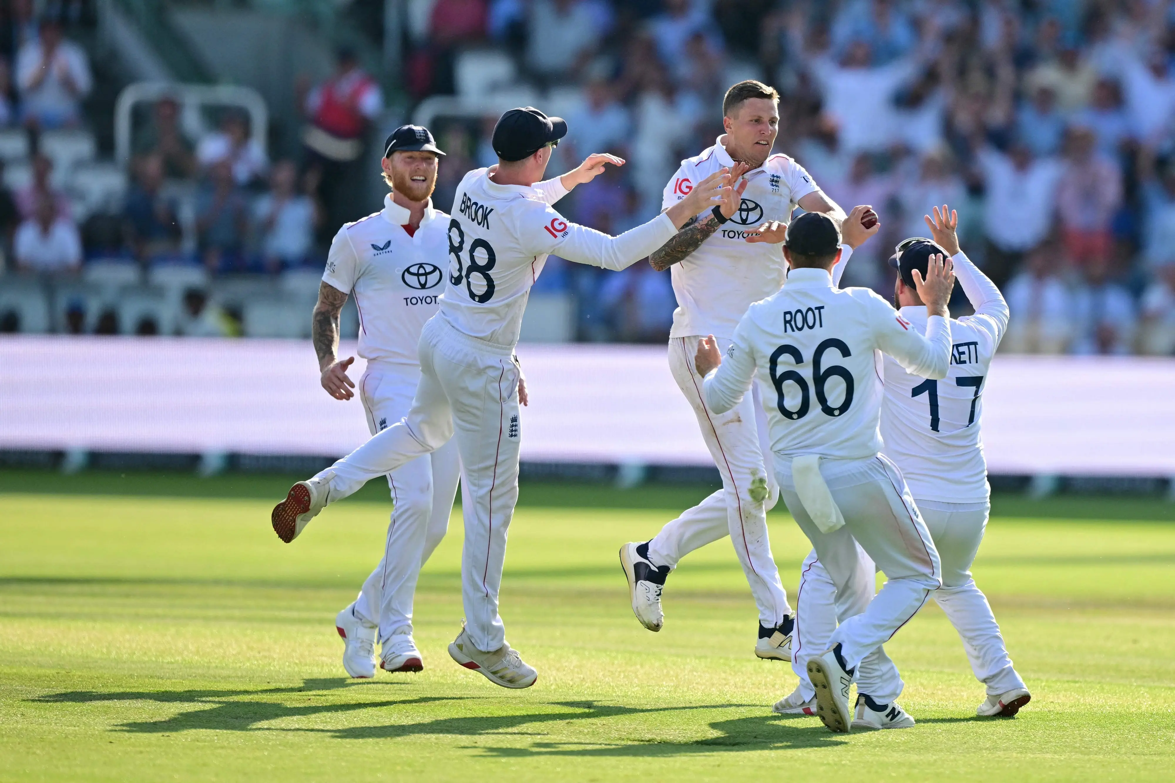 England's Brydon Carse (C) celebrates with teammates after trapping India's captain Shubman Gill LBW (leg before wicket) | AFP