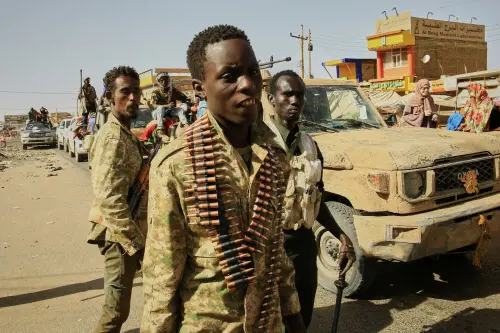 Soldiers arrive to the Allafah market, in an area recently recaptured by Sudan's army from the Rapid Support Forces paramilitary group in the Al Kalalah district, south of Khartoum, Sudan | Photo: AP