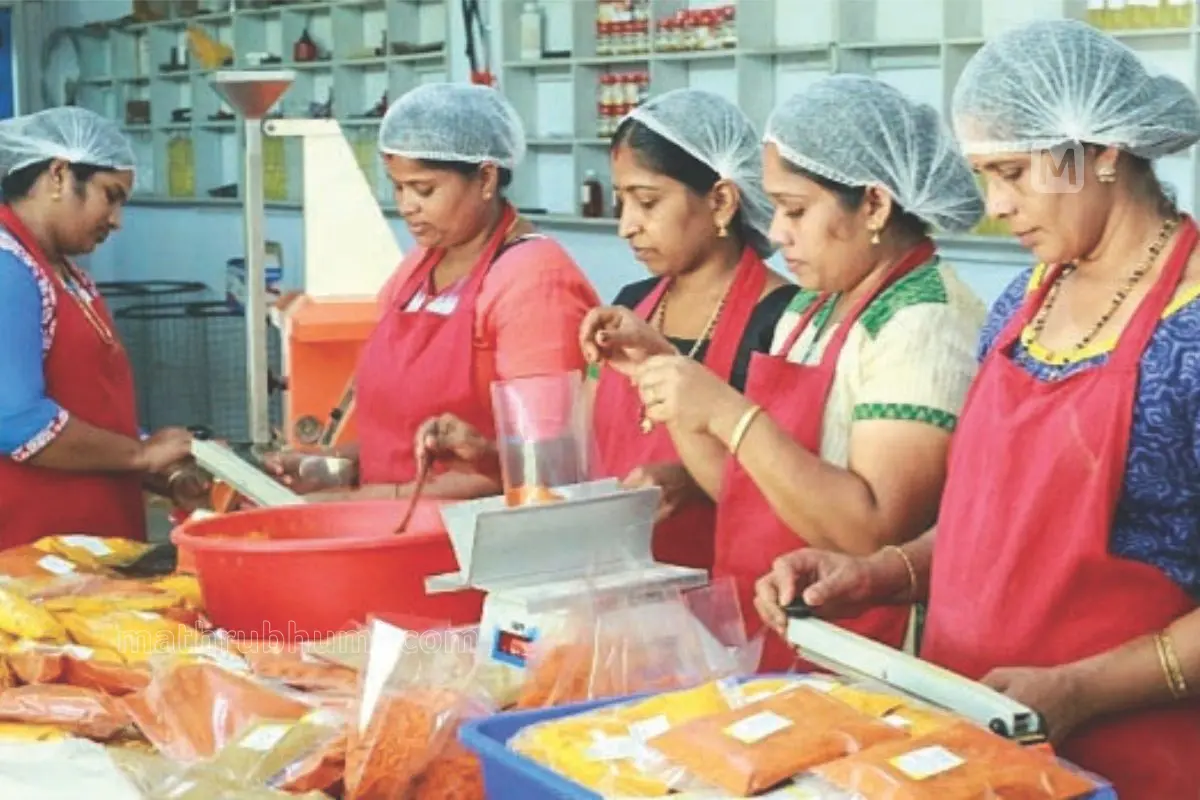 Kudumbashree workers| Mathrubhumi