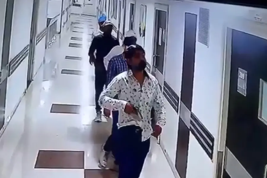 5-member gang eliminates rival in Patna’s Paras Hospital | WATCH