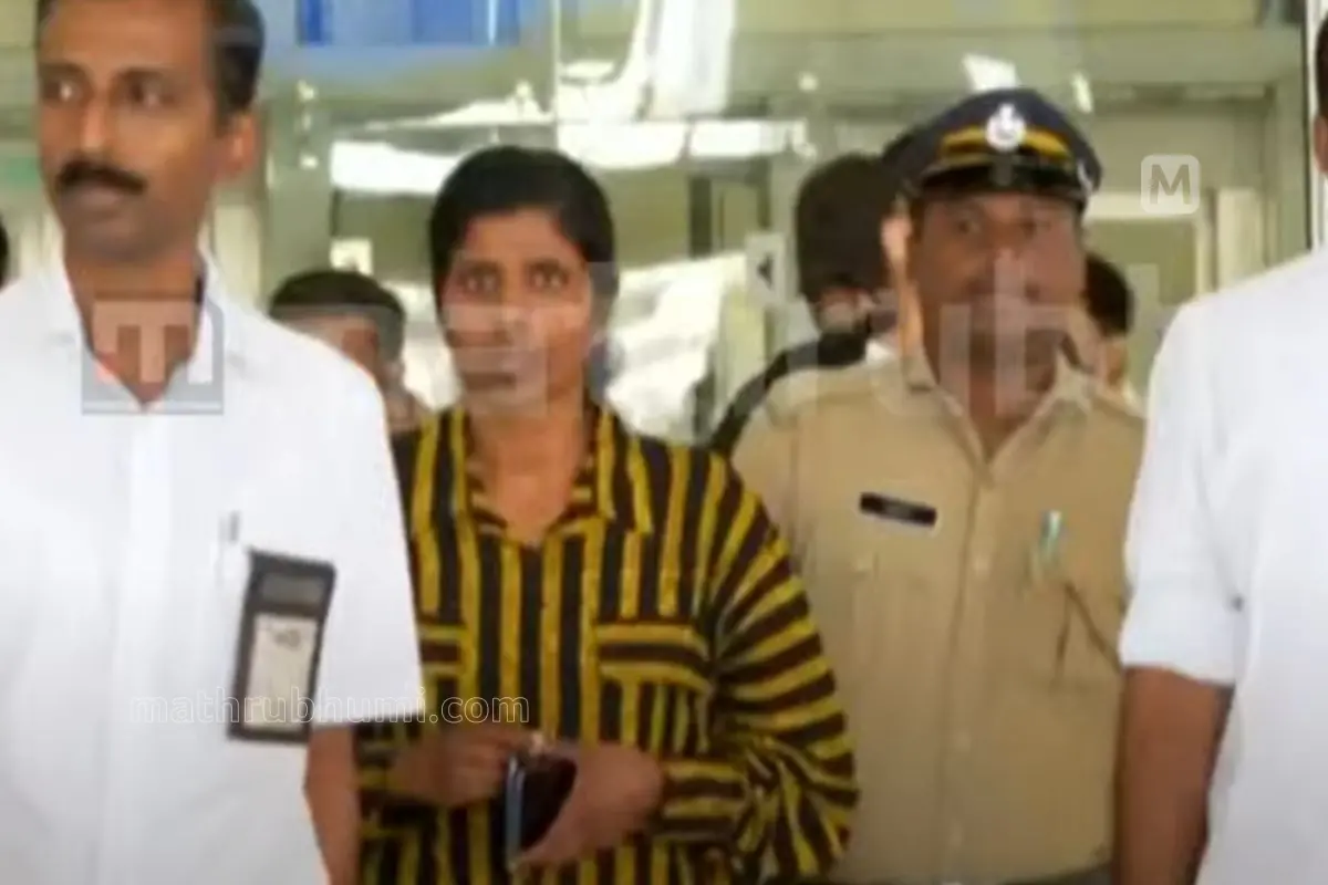 Midhun's Mother at Cochin International Airport | Screengrab, Mathrubhumi News