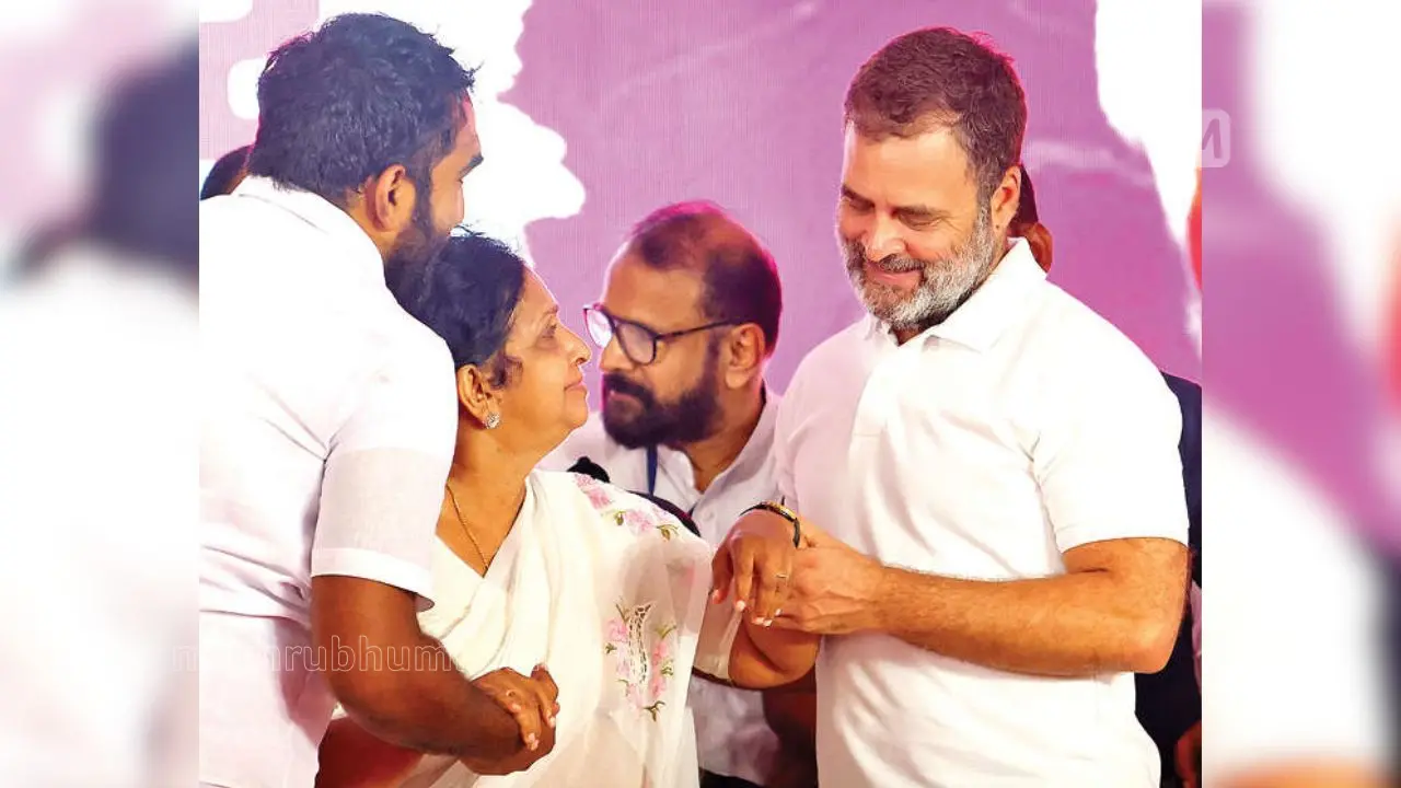 Rahul looking at the watch of Mariamma | Mathrubhumi