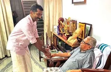 When Latheesh B Chandran came to seek VS's blessings before enrolling as a lawyer | File photo, Mathrubhumi
