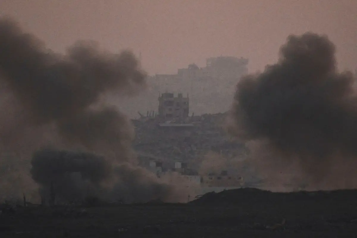 Smokes rises after an explosion during Israeli air and ground operations in the Gaza Strip as seen from southern Israel, Tuesday, July 22, 2025 | Photo: AP