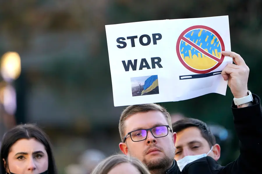 Third round of Russia-Ukraine peace talks yields prisoner swap, but ceasefire elusive