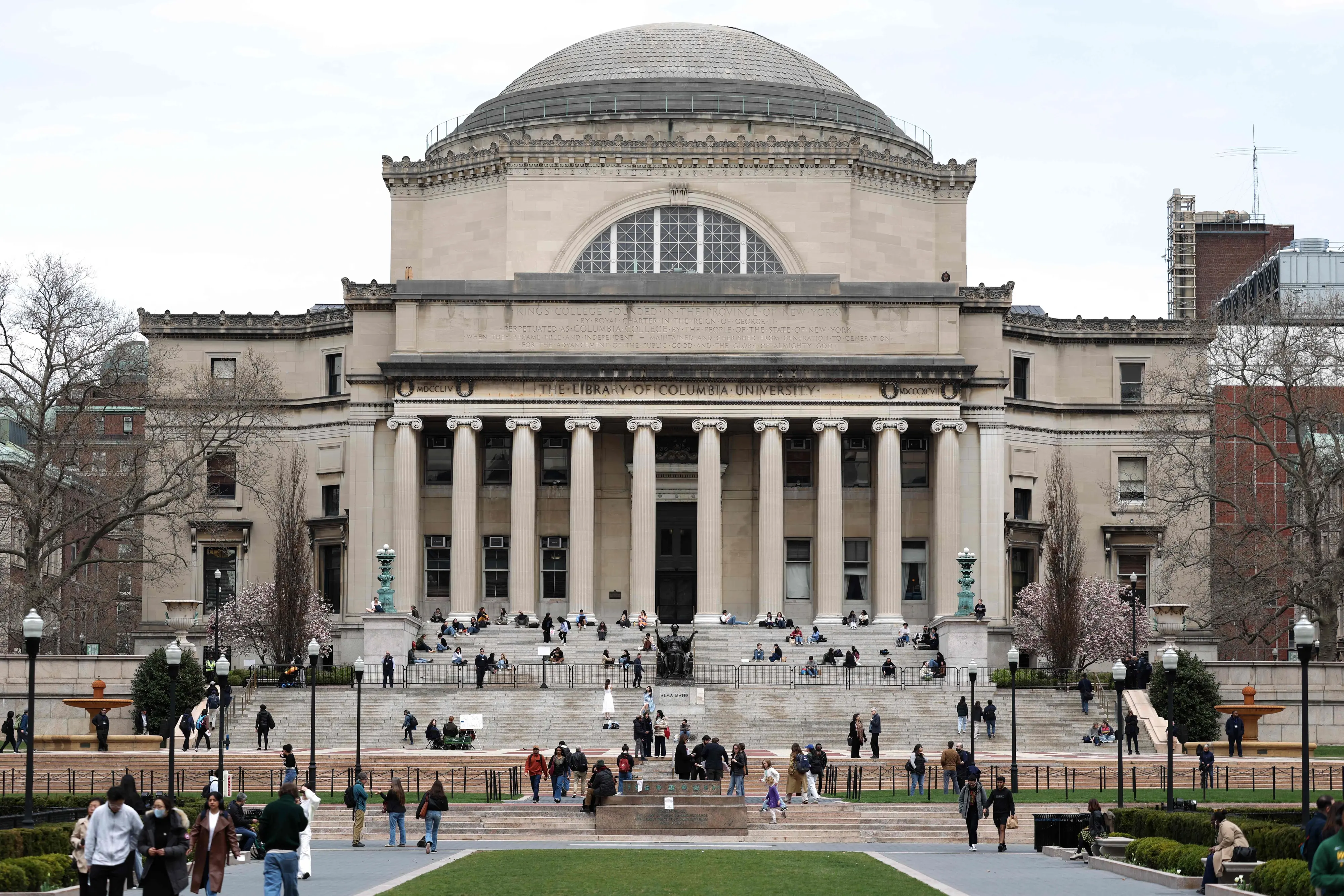 Students are seen on the campus of Columbia University in New York City | Photo: AFP