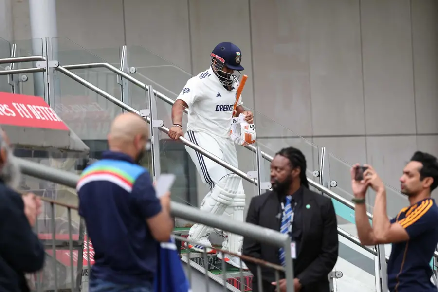 Pant the Spartan: Old Trafford rises as Superman of Indian cricket hobbles out to bat | WATCH