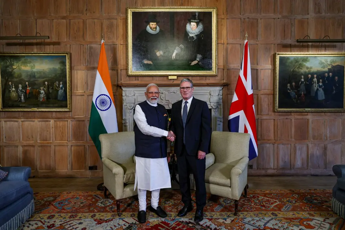 Britain's Prime Minister Keir Starmer (R) and India's Prime Minister Narendra Modi shake hands at Chequers. Photo: ANI