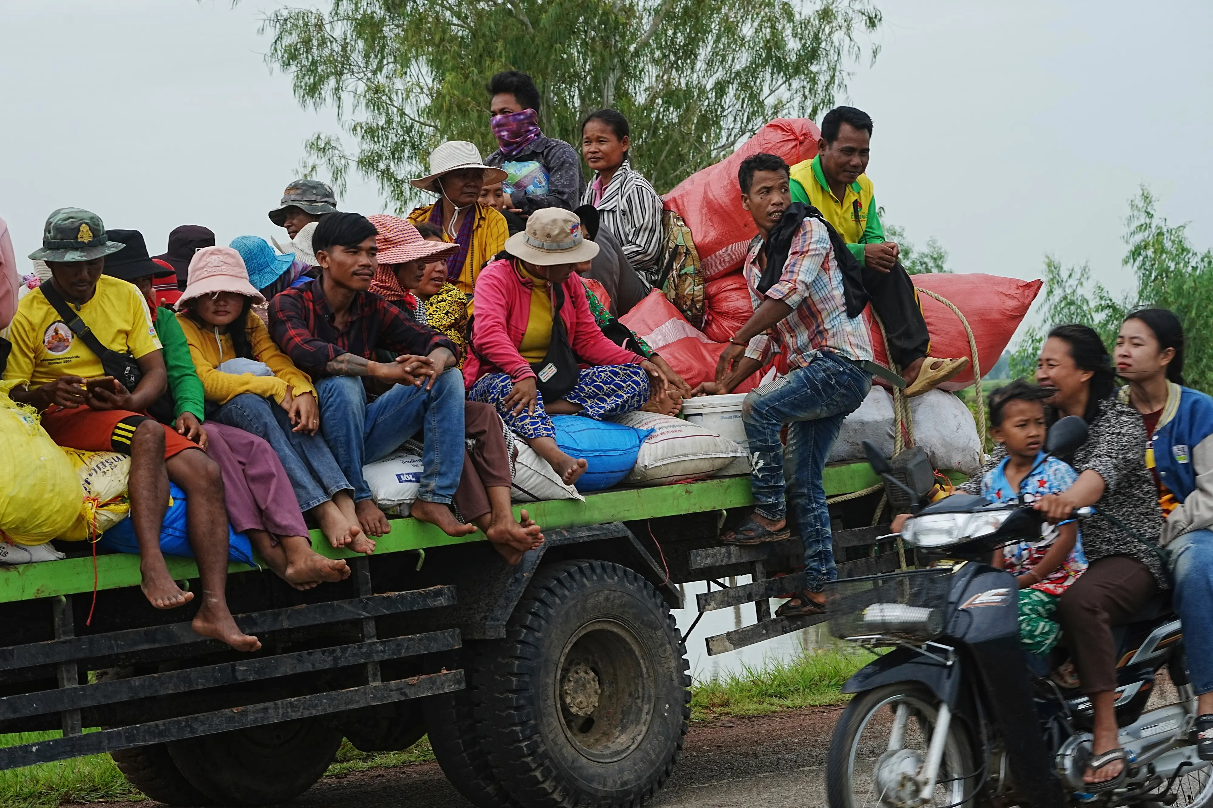 Cambodians sit on a cart of a tractor as they take refuge in Oddar Meanchey province, Cambodia. | Photo: AP