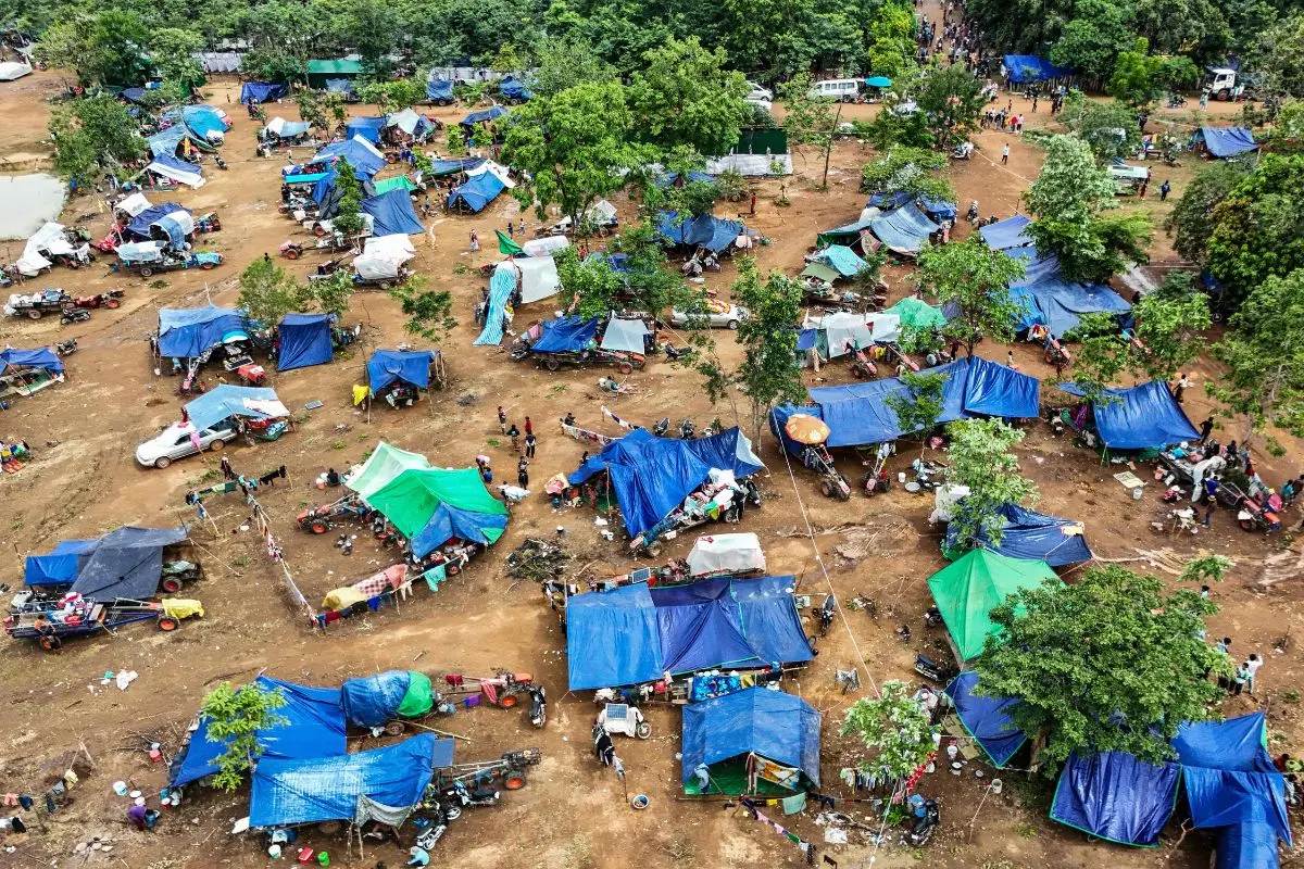 An aerial view shows people, who fled their homes near the border area between Cambodia and Thailand, taking shelter near a pagoda in Oddar Meanchey province on July 26, 2025 (Photo: AFP)