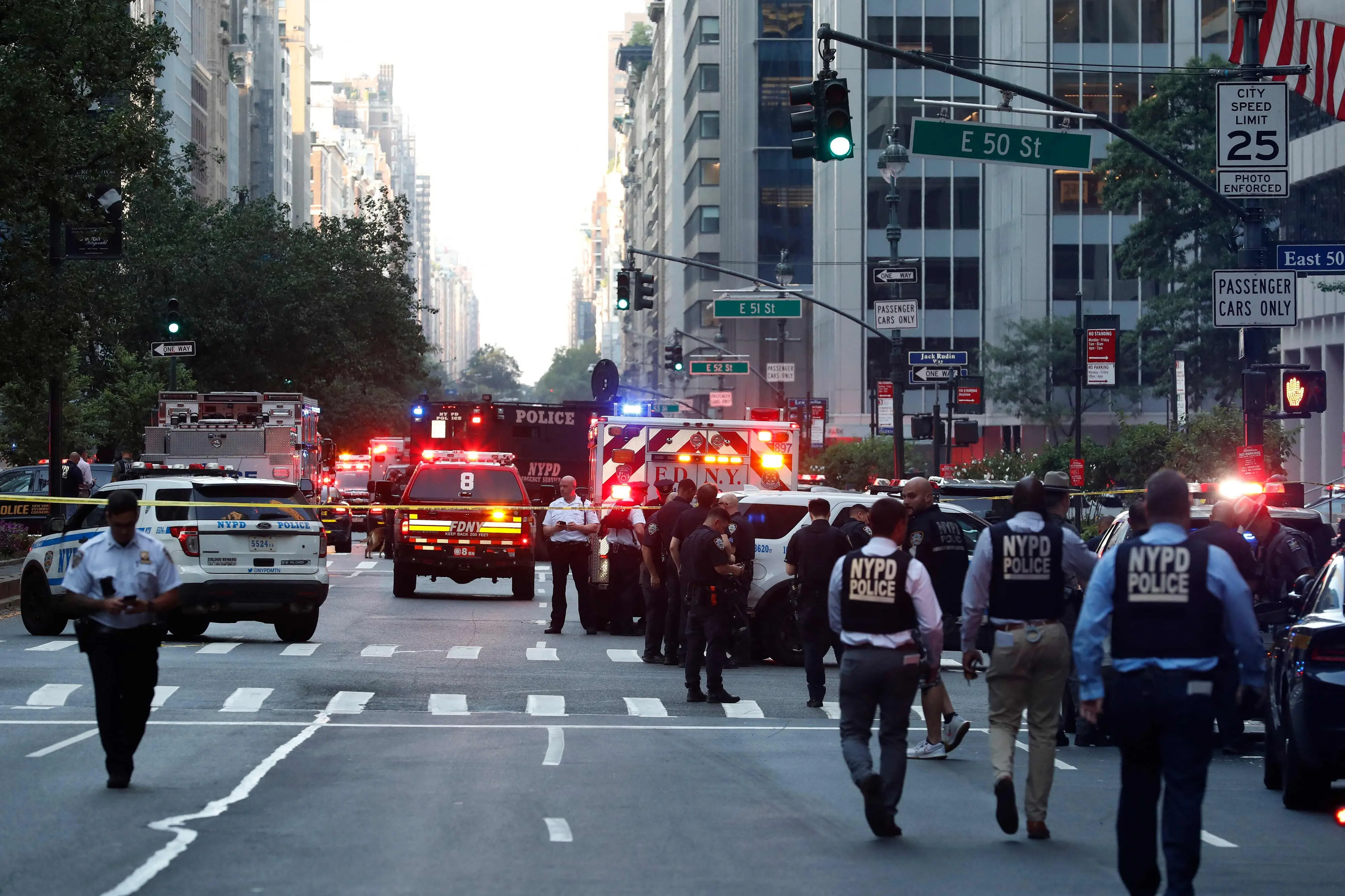 Police officers and emergency vehicles are seen in a street as police respond to a shooting incident in the Midtown Manhattan neighborhood of New York | Photo: AFP