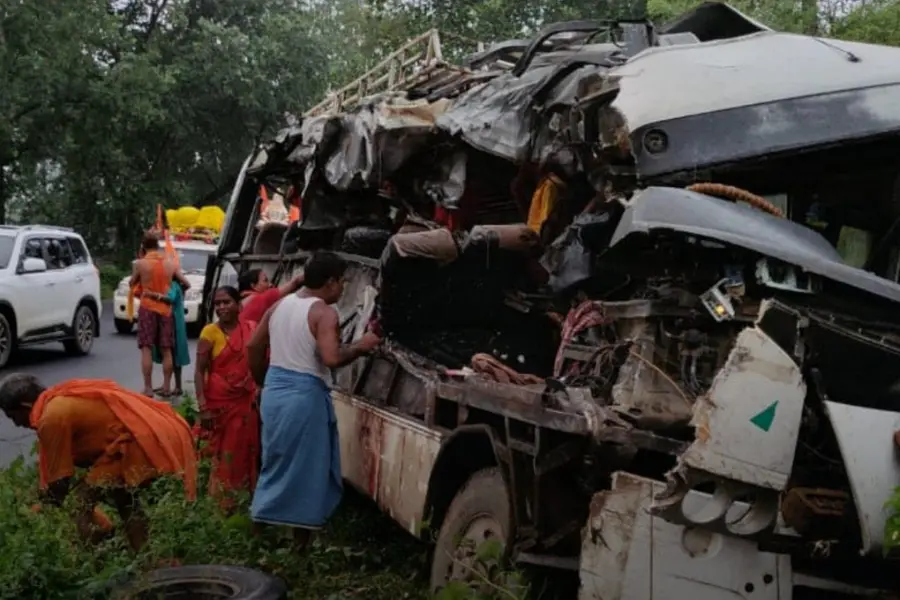 Bus carrying Kanwariyas crashes into gas truck in Jharkhand, 18 dead