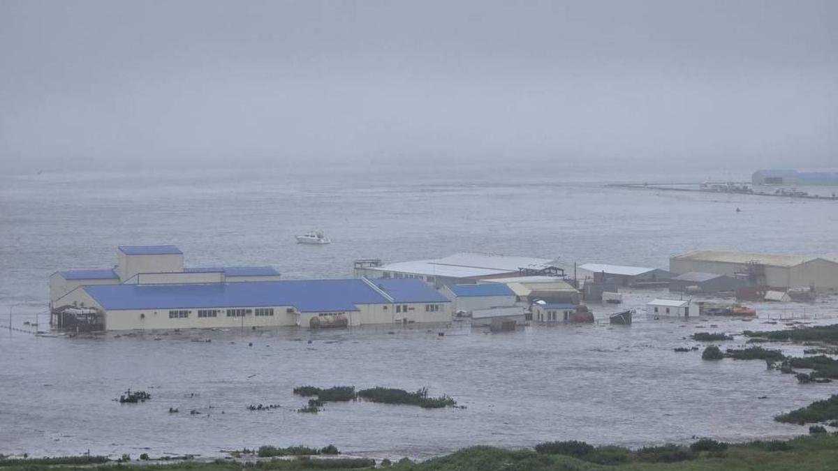 First tsunami waves hit Russian coast after earthquake, videos emerge | WATCH