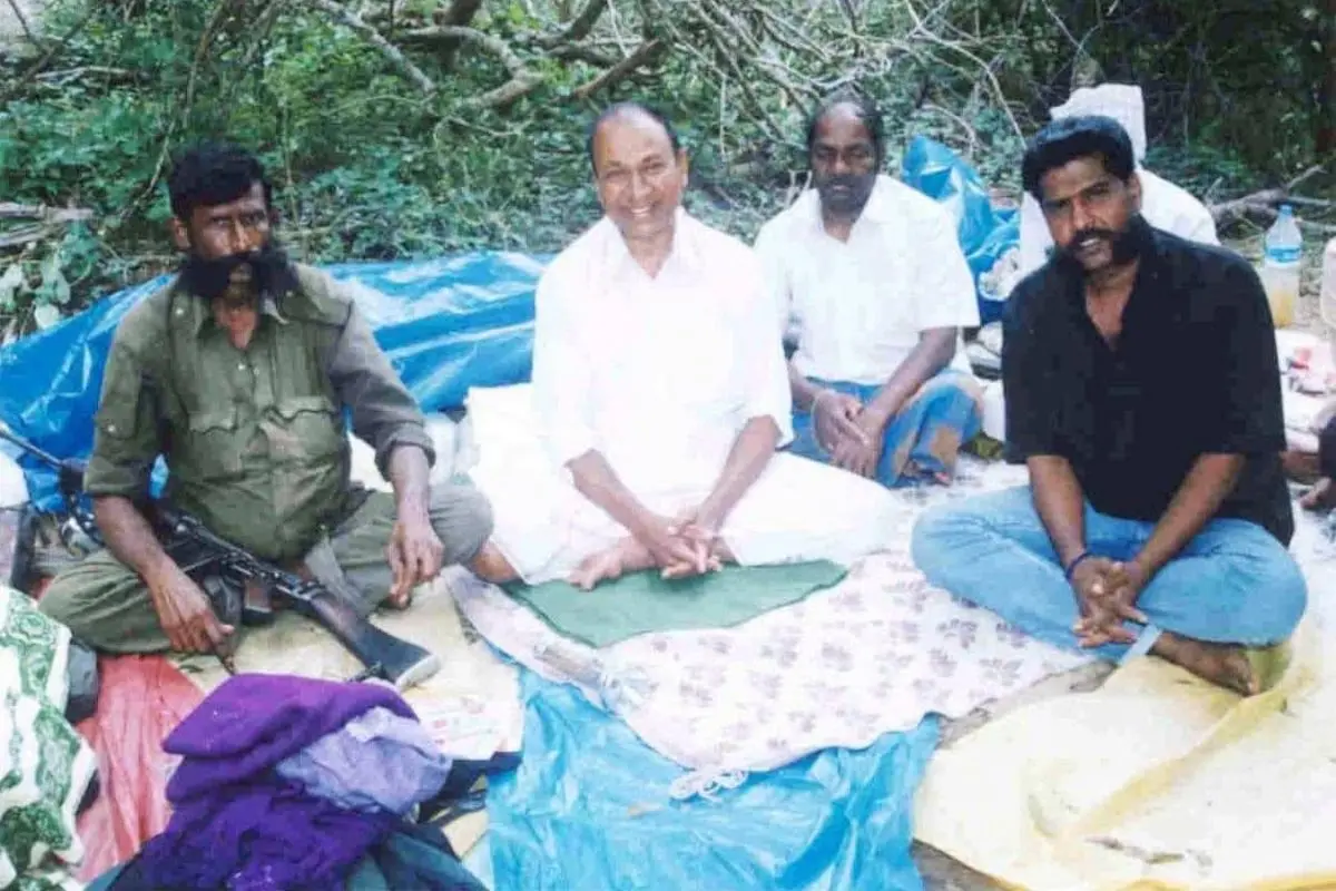 Veerappan along with Rajkumar and Nakeeran Gopal during negotiation talks