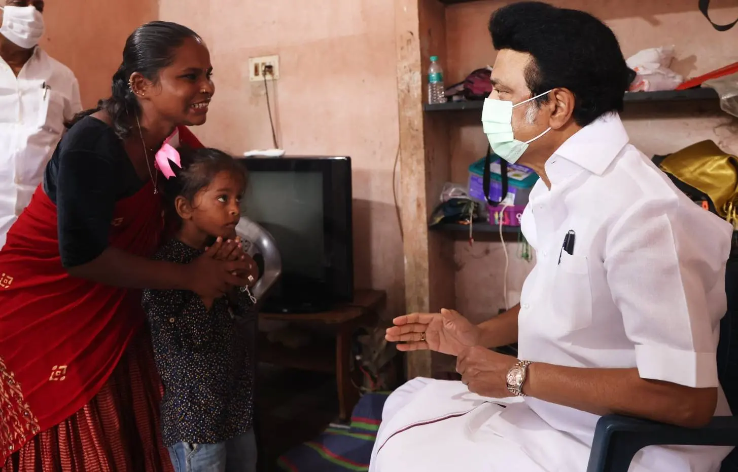 അശ്വനിയുമായി സംസാരിക്കുന്ന മുഖ്യമന്ത്രി എംകെ സ്റ്റാലിന്. photo: MKStalin|facebook page
