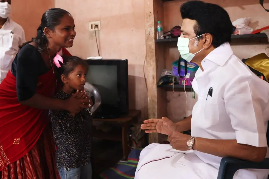 ജാതിയുടെ പേരില് ക്ഷേത്ര അന്നദാനത്തില്നിന്ന് ഇറക്കിവിട്ടു; യുവതിയെ വീട്ടിലെത്തി കണ്ട് സ്റ്റാലിന്