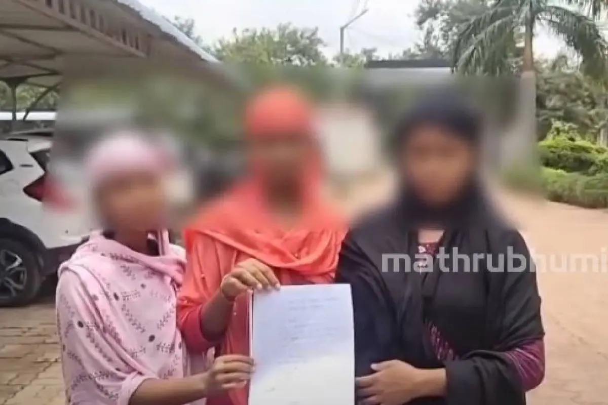 The women with their written complaint against Bajrang Dal | Photo: Screengrab/ Mathrubhumi News