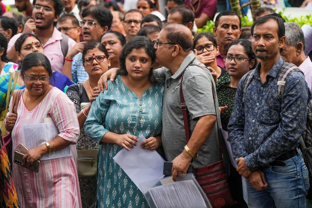A NEET PG aspirant takes blessings from her parent before entering an examination centre at Salt Lake in Kolkata on Sunday, Augutst 3, 2025 | Photo: PTI
