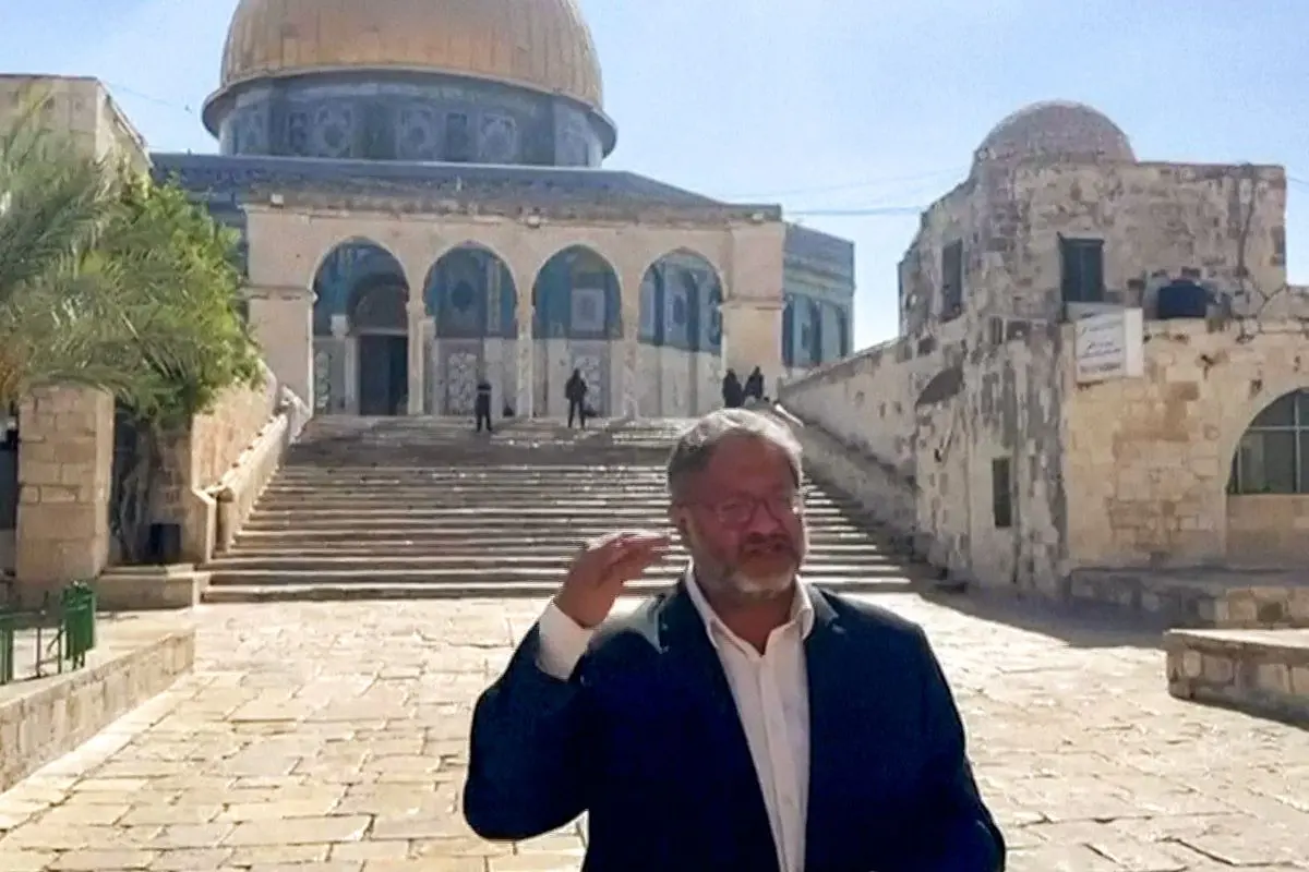 This image grab from a handout video posted on the official X account (formerly known as Twitter) of Israel's National Security Minister Itamar Ben Gvir shows him speaking outside the Dome of the Rock at the Aqsa mosque compound (known to Jews as the Temple Mount) in the old city of Jerusalem on August 3, 2025, coinciding with the Jewish holiday of Tisha B'Av | Photo: AFP