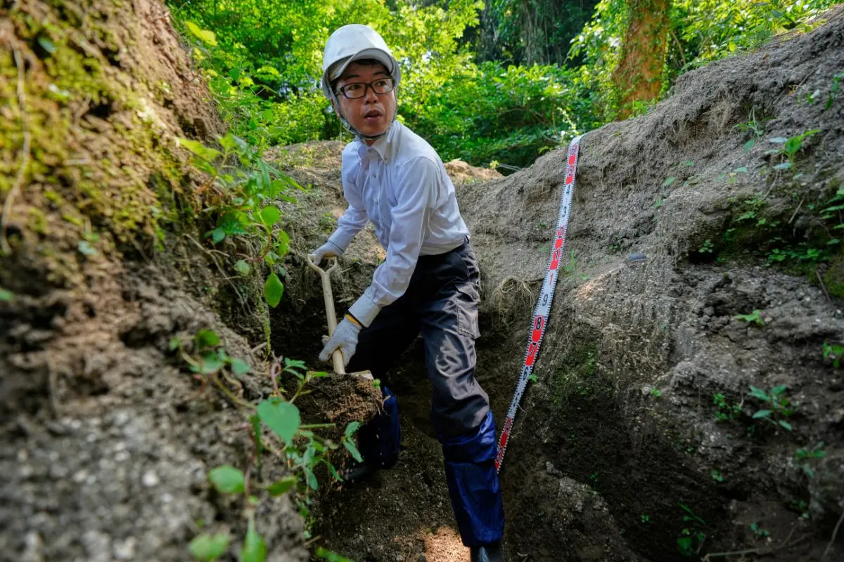 Rebun Kayo, a Hiroshima University researcher, searches for remains of victims of the 1945 Hiroshima bombing | Photo: AP